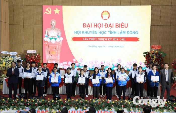 Các đại biểu trao học bổng cho học sinh có thành tích xuất sắc.