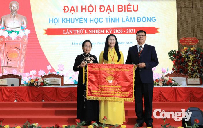 Hội Khuyến học tỉnh Lâm Đồng vinh dự nhận cờ thi đua với thành tích xuất sắc trong phong trào khuyến học, khuyến tài, xây dựng xã hội học tập.