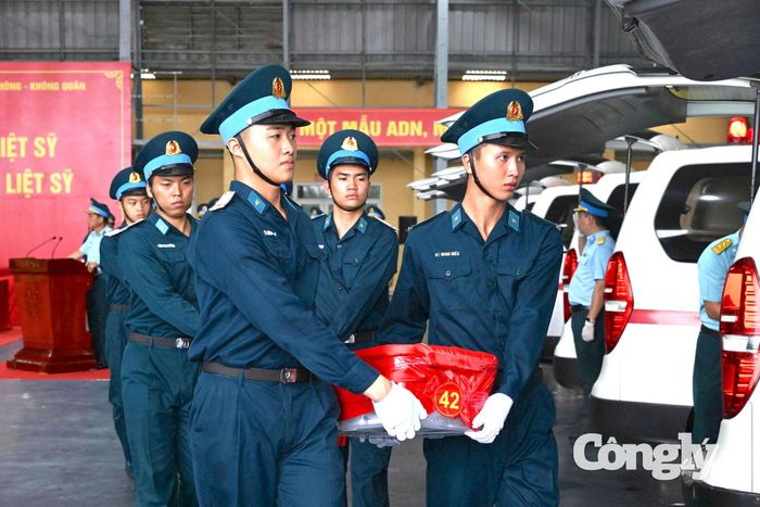 Di chuyển các mẫu hài cốt liệt sĩ.