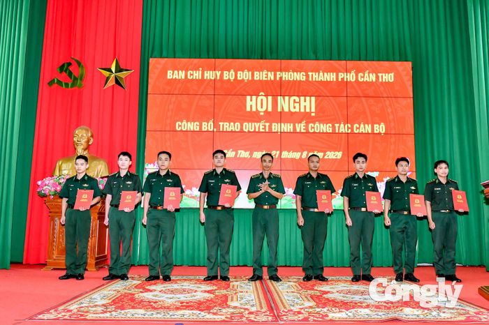 Thượng tá Nguyễn Thanh Đừng, Phó Chỉ huy trưởng kiêm Tham mưu trưởng BĐBP TP Cần Thơ trao quyết định cho các đồng chí sĩ quan.