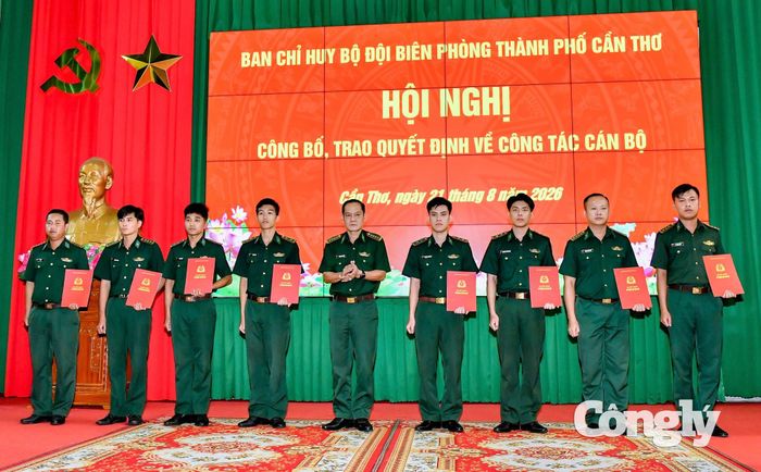 Đại tá Huỳnh Thanh Hùng, Chính ủy BĐBP thành phố trao quyết định điều động bổ nhiệm cho đồng chí sĩ quan.