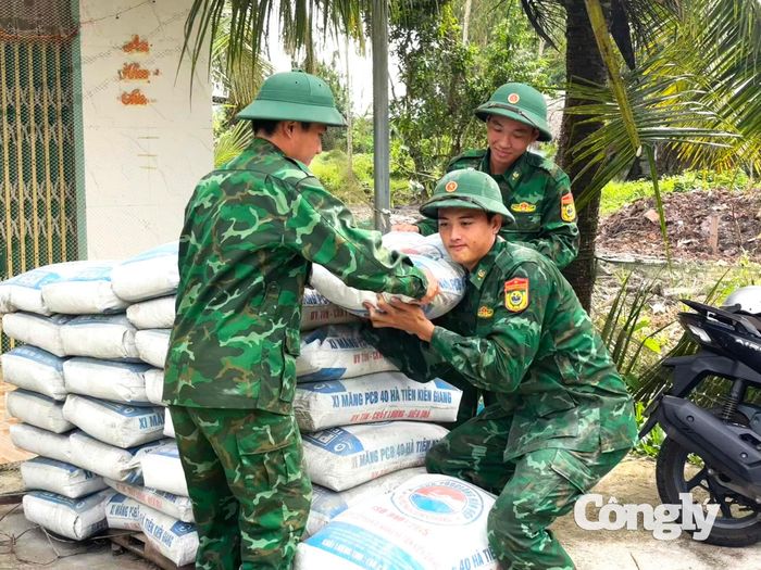 Vận chuyển vật liệu chuẩn bị xây nhà cho bà Lê Kiều Diễm