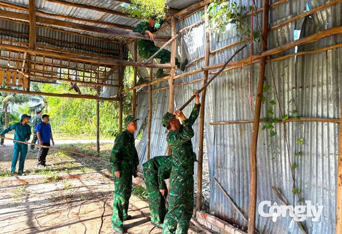 Cán bộ, chiến sĩ Đồn Biên phòng Khánh Hội tháo dỡ ngôi nhà xuống cấp của bà Diễm