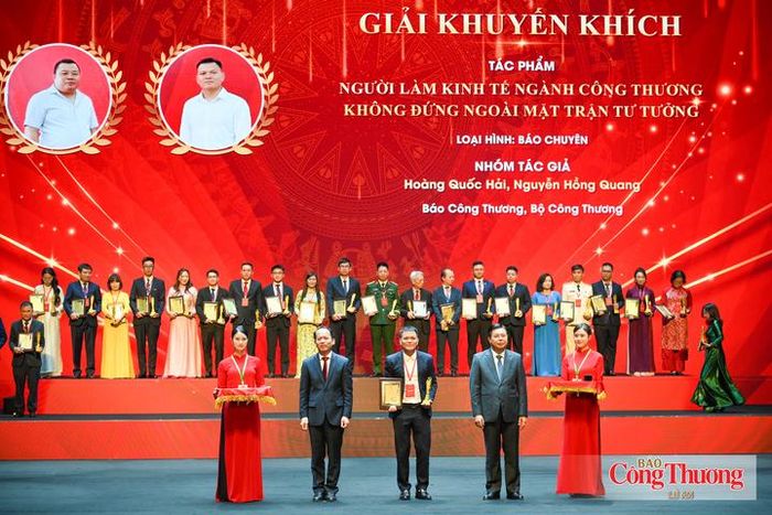Nhóm tác giả Báo Công Thương nhận giải Khuyến khích của cuộc thi. Ảnh: Lê An