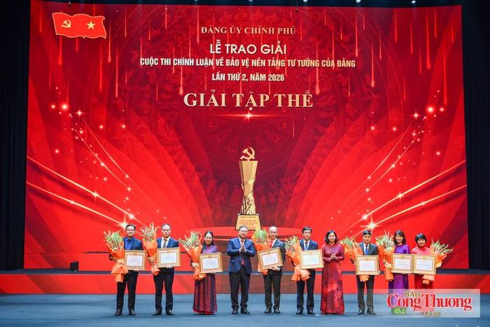  Đồng chí Phan Văn Bản, Ủy viên Ban Thường vụ, Phó Bí thư Chuyên trách Đảng ủy Bộ Công Thương (thứ 5 từ phải sang) thay mặt Ban Thường vụ Đảng ủy nhận Bằng khen Tập thể có thành tích xuất sắc trong cuộc thi. Ảnh: Lê An