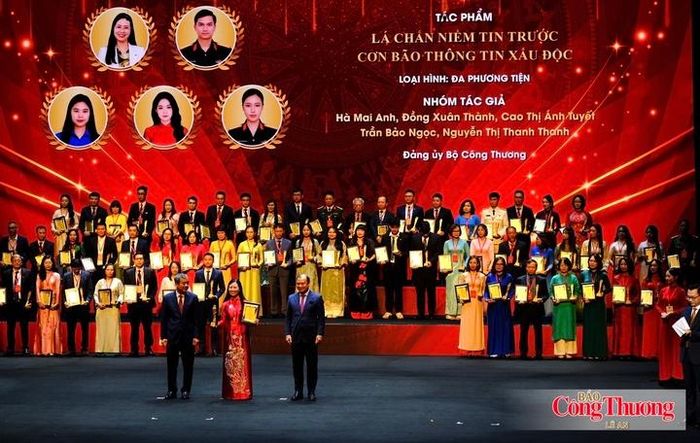 Nhóm tác giả của Đảng ủy Bộ Công Thương đạt giải B của cuộc thi. Ảnh: Lê An