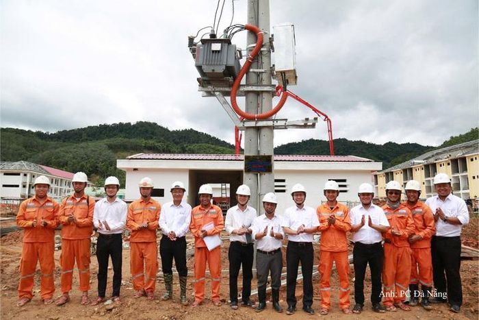 Lãnh đạo PC Đà Nẵng khen thưởng, động viên các nhân viên điện lực đã vượt khó hoàn thành các hạng mục thi công điện tại trường học liên cấp biên giới Đà Nẵng