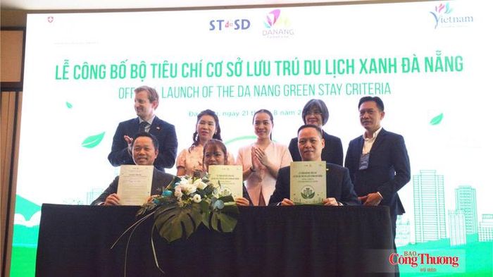 Các doanh nghiệp, cơ sở lưu trú du lịch trên địa bàn TP. Đà Nẵng ký cam kết đồng hành thực hiện bộ tiêu chí Cơ sở lưu trú du lịch xanh Đà Nẵng.