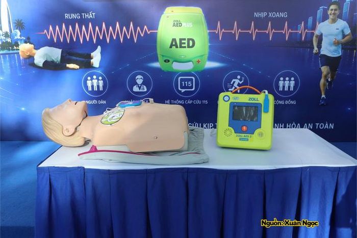 Nhân viên y tế hướng dẫn sử dụng máy AED.