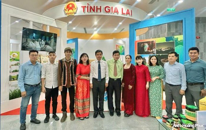 Lãnh đạo tỉnh Gia Lai tham quan không gian trưng bày sản phẩm OCOP bên lề Hội nghị tổng kết thỏa thuận hợp tác phát triển kinh tế - xã hội giữa TP. Hồ Chí Minh với các tỉnh, thành vùng Duyên hải Nam Trung Bộ và Tây Nguyên.