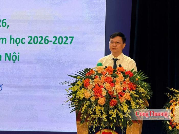Giám đốc Sở Giáo dục và Đào tạo Nguyễn Văn Hiền phát biểu tại hội nghị.