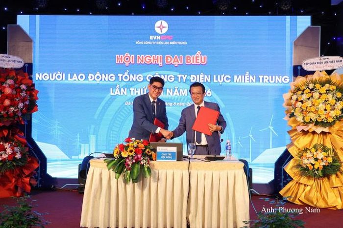 Ông Ngô Tấn Cư, Thành viên HĐTV, Tổng giám đốc EVNCPC và ông Trần Đình Hà, Chủ tịch Công đoàn EVNCPC ký kết Thỏa ước lao động tập thể.
