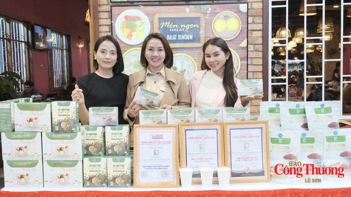 Hơn 40 doanh nghiệp tham gia trưng bày sản phẩm.