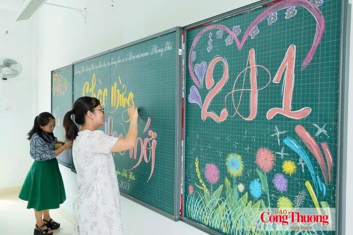 Trường Phổ thông nội trú liên cấp Tiểu học và Trung học cơ sở Phong Thổ đang hoàn thiện những phần việc cuối cùng, chuẩn bị cho ngày khai giảng.