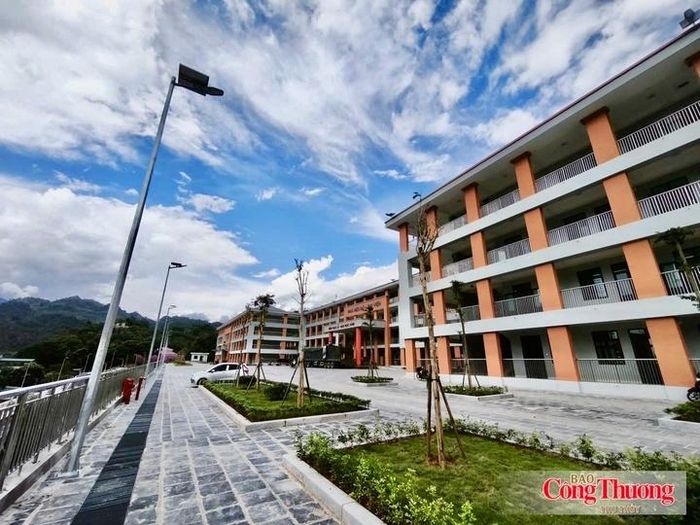 Không gian khang trang từ những ngôi trường nội trú liên cấp vùng biên tạo diện mạo mới.