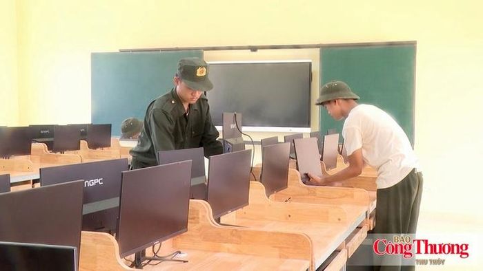 Trường Phổ thông nội trú Tiểu học và Trung học cơ sở Pa Tần cũng gấp rút chuẩn bị trang thiết bị cho năm học mới.
