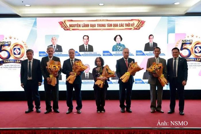 Ban Tổ chức trao quà vinh danh, tri ân các cán bộ nguyên là lãnh đạo SSO qua các thời kỳ.
