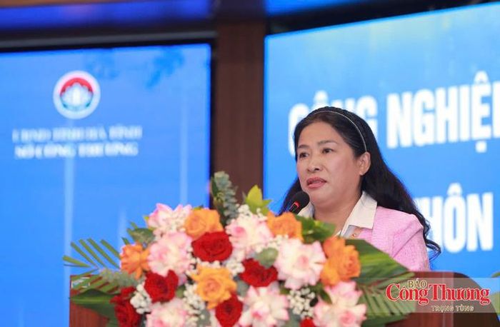 Bà Cao Thị Thanh, Phó Giám đốc Sở Công Thương Lâm Đồng phát biểu tham luận tại hội nghị.