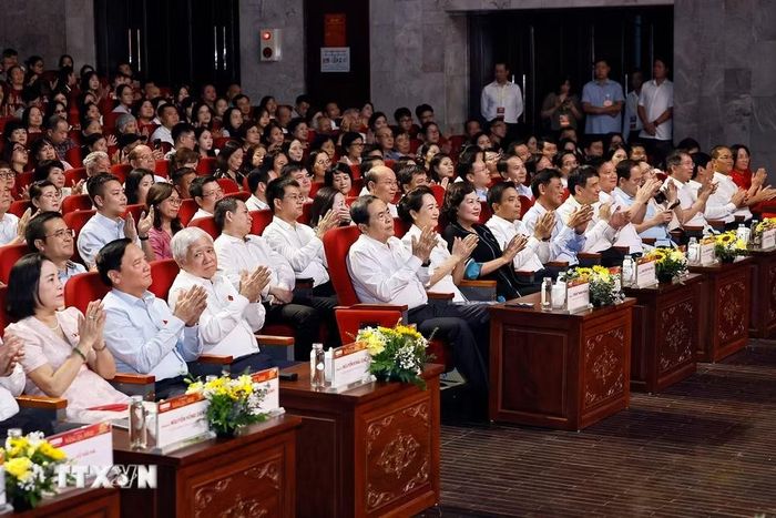 Chủ tịch Quốc hội Trần Thanh Mẫn và Phu nhân Nguyễn Thị Thanh Nga cùng đại biểu tham dự chương trình.