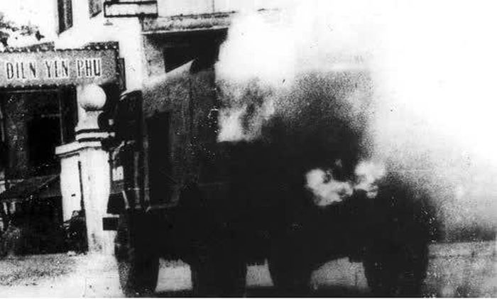 Bức ảnh Đại đội 92 thực hiện thả khói bảo vệ Nhà máy điện Yên Phụ (năm 1967) được trưng bày tại Bảo tàng Binh chủng Hóa học. Ảnh: Theo sknc.qdnd.vn