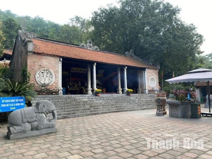 Di tích Đền Bà Triệu dưới chân núi Gai là nơi hậu thế tưởng nhớ người nữ anh hùng đã lãnh đạo Nhân dân ta khởi nghĩa chống giặc Đông Ngô.