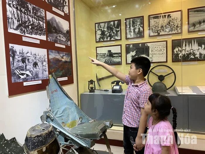 Các tư liệu hình ảnh trong hai cuộc kháng chiến chống thực dân Pháp và đế quốc Mỹ được lưu giữ tại Bảo tàng tỉnh Thanh Hóa.