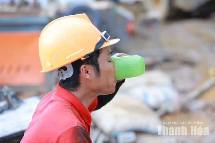 Đằng sau những khối nhà đang dần hoàn thiện là biết bao mồ hôi, công sức của đội ngũ kỹ sư, công nhân ngày đêm bám công trường.