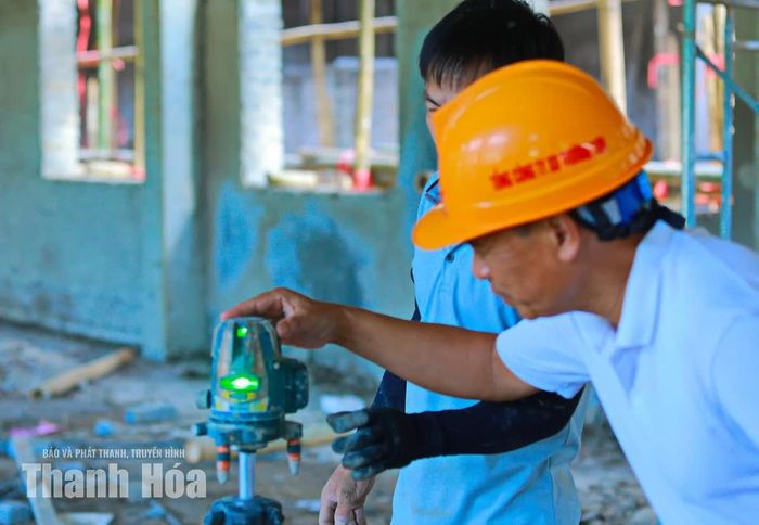 Từ những phần việc lớn đến từng chi tiết nhỏ, công nhân, kỹ sư tập trung hoàn thiện với yêu cầu cao về chất lượng và an toàn công trình.
