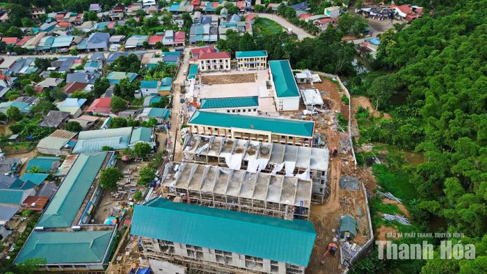 Công trường xây dựng Trường Phổ thông nội trú TH & THCS Na Mèo đang bước vào giai đoạn thi công khẩn trương, với nhiều hạng mục được triển khai đồng thời.
