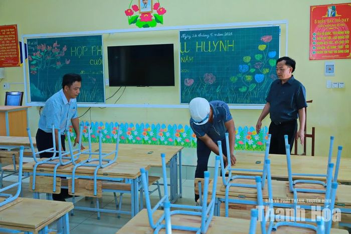 Trong khi đó, những phòng học ở các khu nhà cải tạo, Trường Phổ thông nội trú TH&THCS Na Mèo đã hoàn thành lắp đặt bàn ghế, trang thiết bị dạy và học, phục vụ cho năm học mới. Lãnh đạo xã Na Mèo cũng thường xuyên có mặt tại nhà trường để chỉ đạo, đôn đốc thực hiện các phần việc liên quan đến năm học mới.