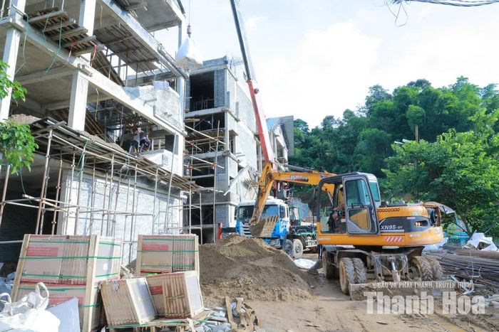 Chạy đua với thời gian, công nhân, máy móc, thiết bị hoạt động liên tục trên công trường.