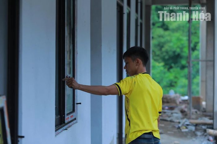 Công nhân hoàn thiện hệ thống cửa các phòng nội trú.