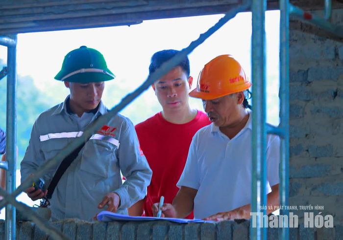 Tuy nhiên do nhiều yếu tố khách quan, khu vực thi công chật hẹp, khó triển khai nhiều mũi thi công, điều kiện thời tiết mưa nắng thất thường... nên nhiều hạng mục công trình ở khu nhà nội trú, nhà đa năng được dự báo không thể hoàn thành trước năm học mới.