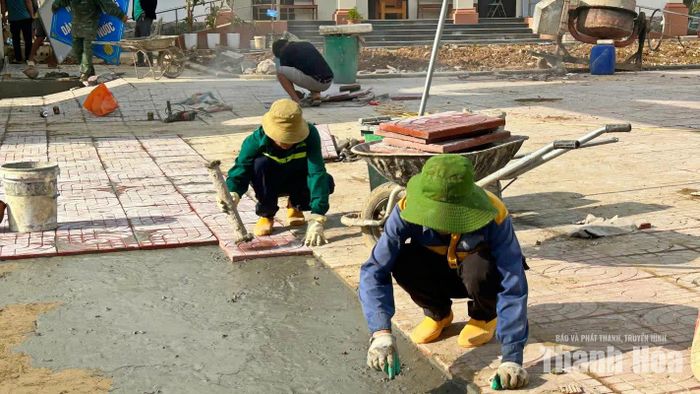 Mặc dù thời tiết khắc nhiệt, nhưng dù nắng hay mưa, người thợ vẫn miệt mài bám công trường, từng ngày hoàn thiện ngôi trường mới nơi vùng biên Na Mèo.