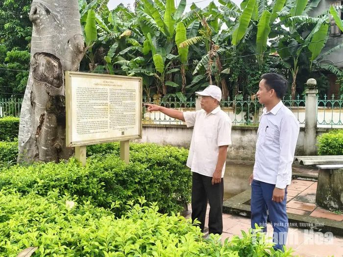 Ông Lê Xuân Lối (trong cùng) giới thiệu về di tích lịch sử cơ sở cách mạng của "Xứ ủy Bắc Kỳ, Trung Kỳ và Đảng bộ Thanh Hóa giai đoạn 1930-1945 - tại nhà ông Lê Huy Toán, xã Thiệu Toán.