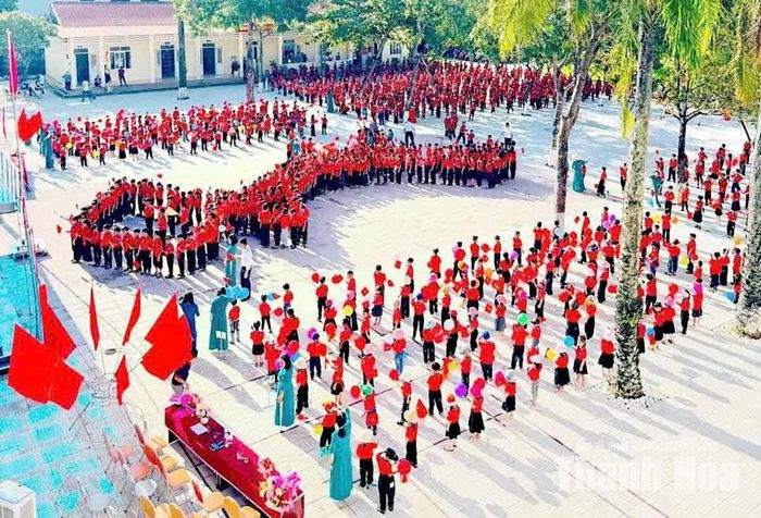 Trường Tiểu học Hải Nhân phối hợp với Hội Cựu chiến binh phường Tĩnh Gia tổ chức chương trình ngoại khóa “Ngày hội thống nhất non sông”.