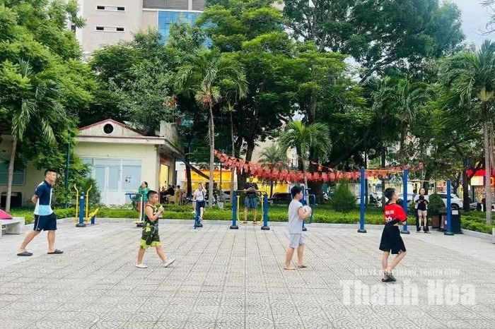 Không gian khuôn viên Di tích lịch sử Nhà máy Đèn thu hút mọi lứa tuổi đến vui chơi, tập luyện thể dục, thể thao.