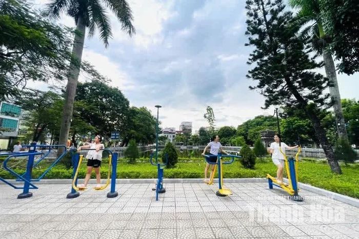 Khuôn viên Di tích lịch sử Nhà máy Đèn cũng sắp xếp không gian tập thể dục cho người dân.