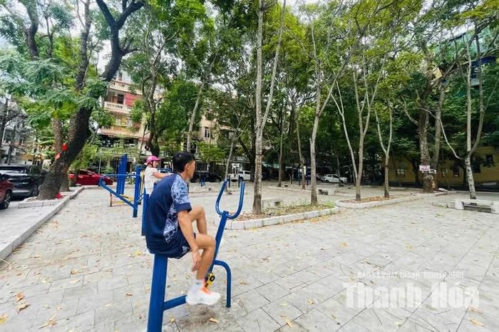 Khuôn viên chung cư Mai Xuân Dương đang trở thành địa điểm luyện tập thể dục, thể thao cho người dân.