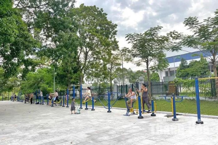 Khuôn viên Công viên Hội An bố trí địa điểm và dụng cụ thể dục, thể thao cho người dân.
