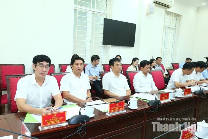 Các đại biểu dự buổi làm việc.
