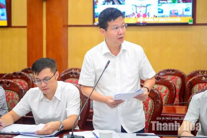 Giám đốc Ban quản lý dự án đầu tư xây dựng Nghi Sơn (thuộc Ban quản lý Khu kinh tế Nghi Sơn và các Khu công nghiệp tỉnh) Mai Ngọc Khang phát biểu tại hội nghị. Ảnh: Hoàng Đông