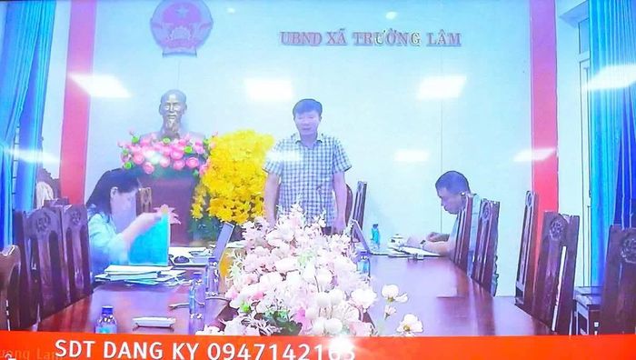 Lãnh đạo UBND xã Trường Lâm phát biểu tại điểm cầu trực tuyến. Ảnh: Hoàng Đông