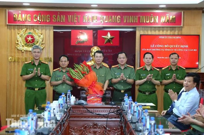 Ban Giám đốc Công an tỉnh tặng hoa chúc mừng.