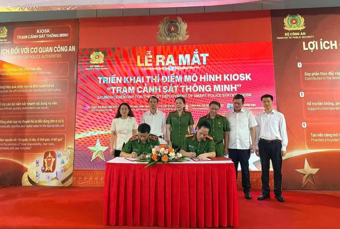 Đại diện Cục Cảnh sát QLHC về TTXH và Công an tỉnh Thanh Hóa ký kết biên bản bàn giao mô hình.