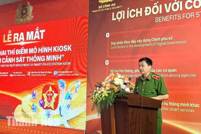 Thiếu tướng Nguyễn Mạnh Hùng, Phó Cục trưởng Cục Cảnh sát QLHC về TTXH phát biểu tại buổi lễ.