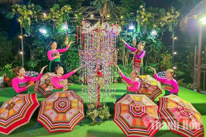Du khách cùng người dân bản Chiềng Ngày quây quần bên bếp lửa, hòa mình vào điệu xòe và những làn điệu truyền thống của đồng bào Thái.