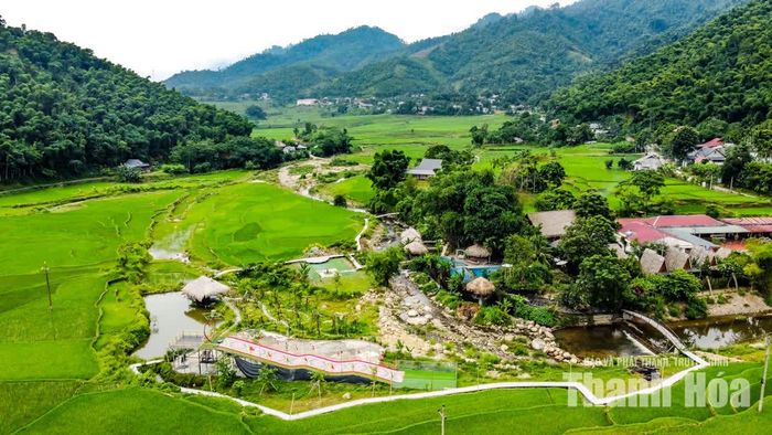 Homestay Suối Đang nằm giữa không gian núi rừng, ruộng bậc thang và dòng suối trong xanh của bản Chiềng Ngày.