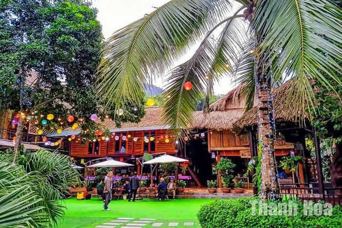 Những nếp nhà sàn truyền thống được ông Lá giữ lại trong quá trình cải tạo thành homestay.
