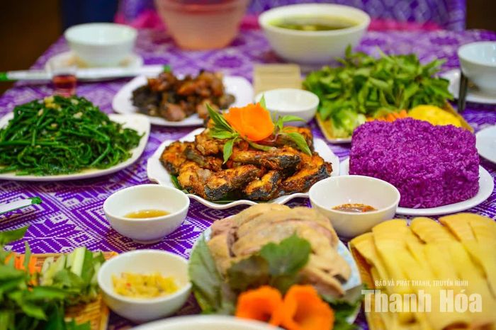 Những món ăn từ sản vật địa phương được chế biến để phục vụ du khách.